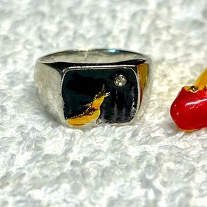 Howling wolf mens ring